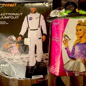 Halloween couples costumes: alien and astronaut